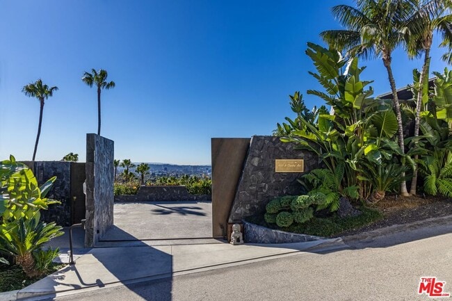 Building Photo - 1851 N Stanley Ave