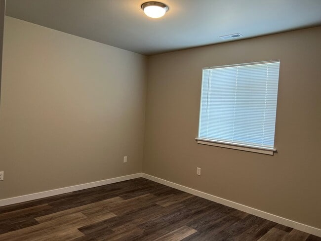 Building Photo - Country quiet, brand new house
