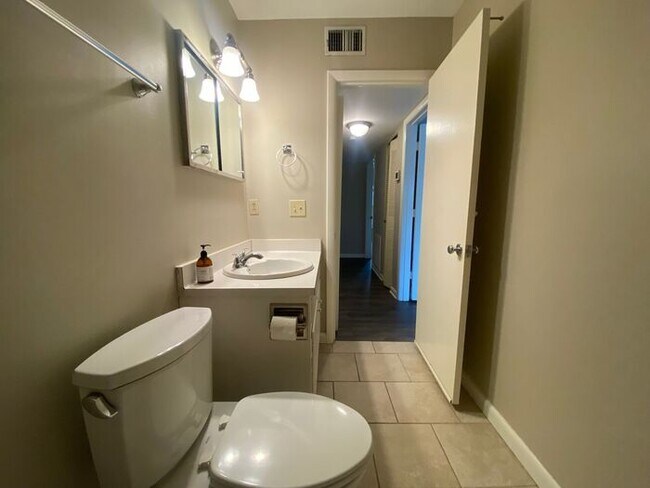 Building Photo - Beautiful 2 Bedroom / 2 Bath Apartment in Green Hills Under $2000!