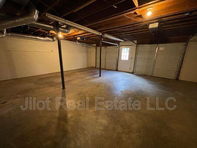 Building Photo - 221 Rustic Ridge Dr NE