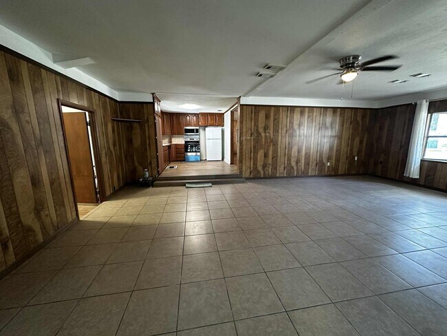 Building Photo - 421 Corvet St