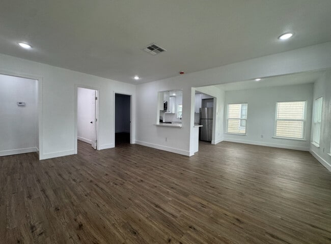 Primary Photo - 1203 W 6th St