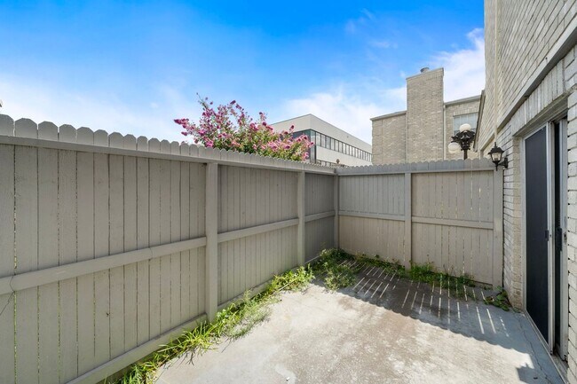 Building Photo - 7396 Regency Square Ct