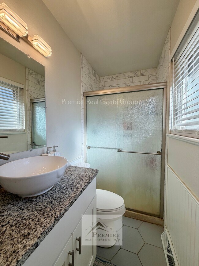 Building Photo - 1122 Pike Dr