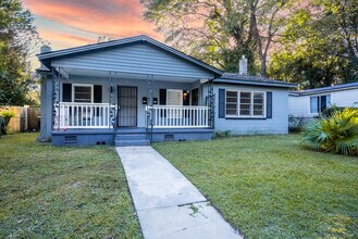 Building Photo - Bright 2 Bedroom Apartment Unit A