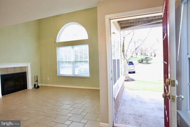 Building Photo - 913 Hillside Lake Terrace