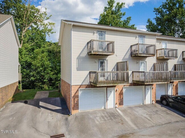Building Photo - 2305 S Greenwood Dr