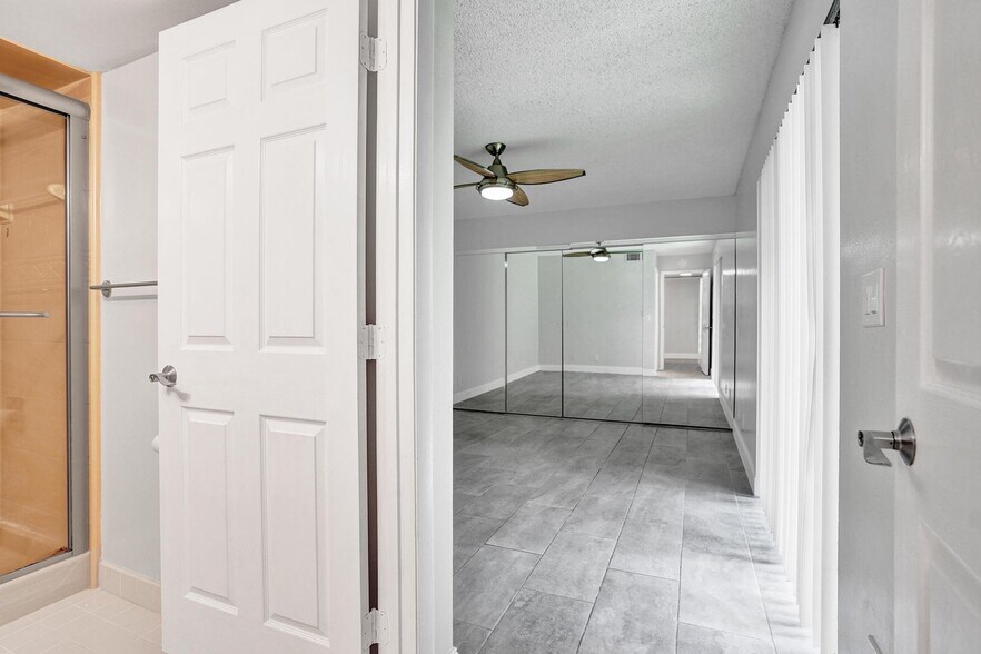 Building Photo - 4260 Village Dr