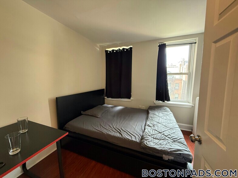 Building Photo - 70 Joy St