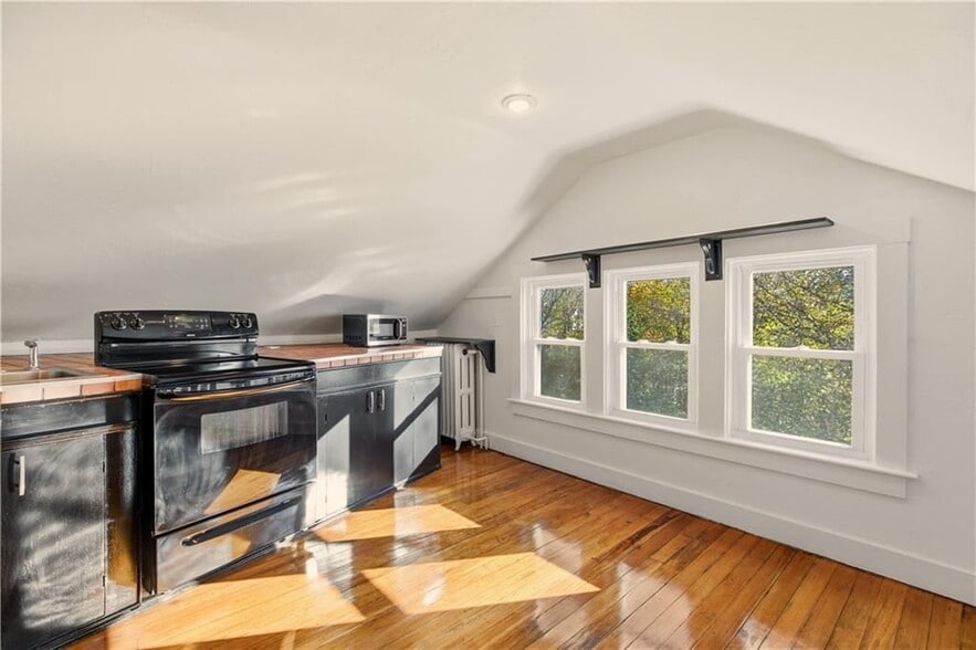 Building Photo - 31 Bayside Ave