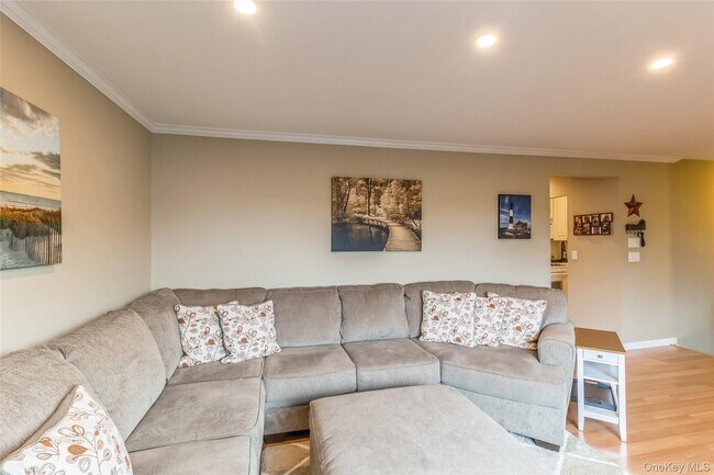 Building Photo - 48 Pointe Cir S