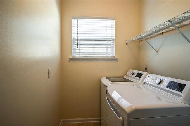 Building Photo - 11 Summer Lake Way