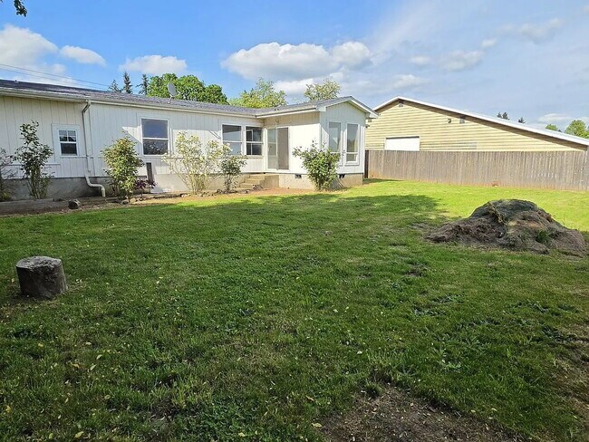 Building Photo - "Charming 4-Bedroom Retreat with Cozy Fireplace in Woodburn – 1900 Sq Ft of Comfort!"