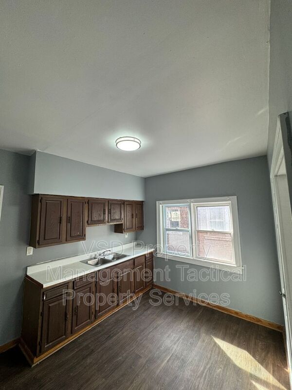 Building Photo - 3289 E 143rd St