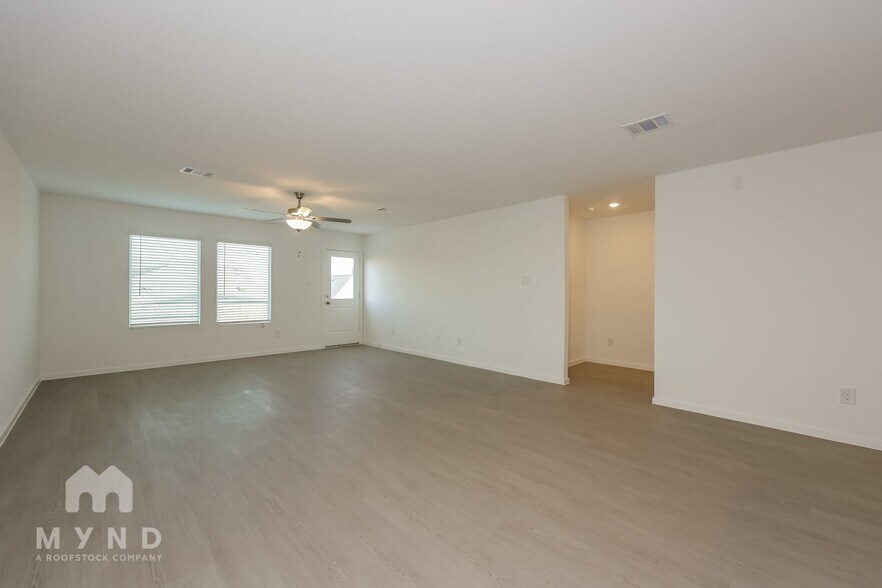 Building Photo - 2700 Ctr Crk Ln