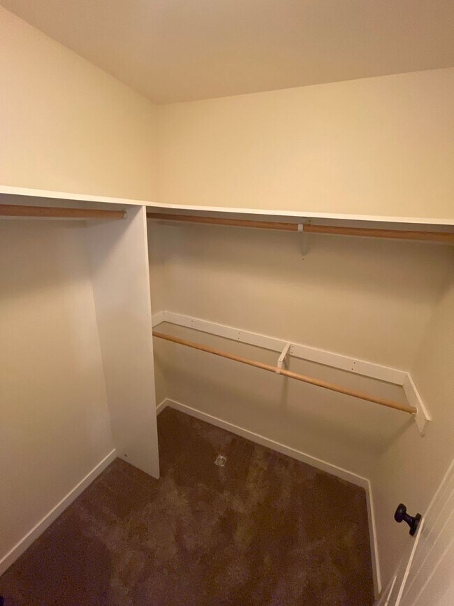 Building Photo - Dont miss out on this charming four bedroom home!