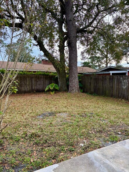 Building Photo - 2706 Canary Dr