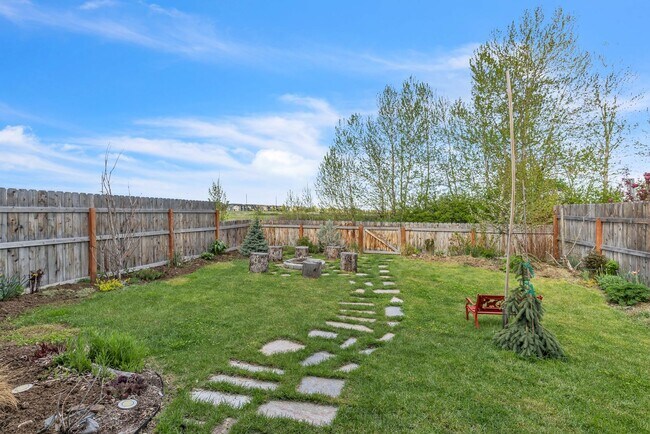 Building Photo - Furnished townhome w/ 2-car garage, backyard & EV charging