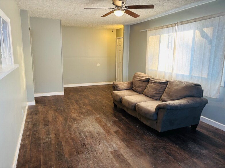 Building Photo - 110 Hall Ct