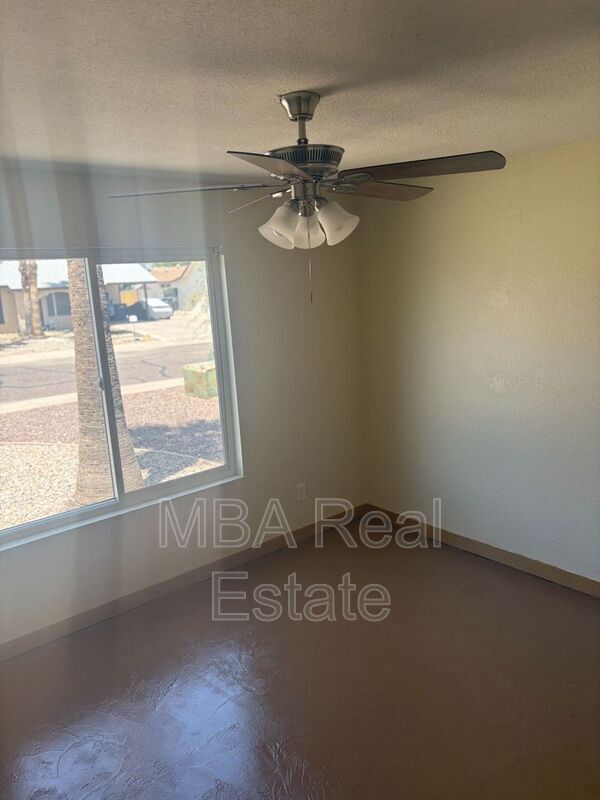 Building Photo - 4027 E Windrose Dr