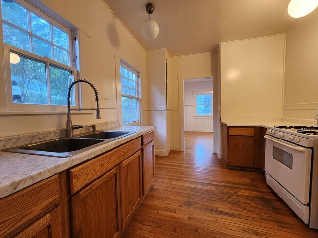 Building Photo - 7251 Maple Ave