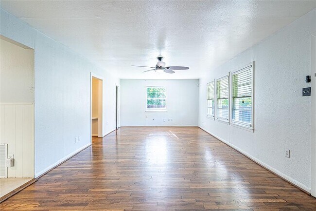 Building Photo - 1726 Du Barry Ln