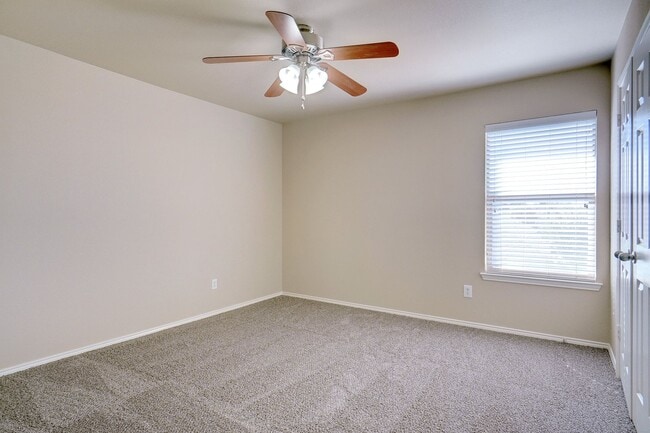 Building Photo - Spacious 3-2-2 Home in Lake Pointe across from Boswell High School! Winter Special!