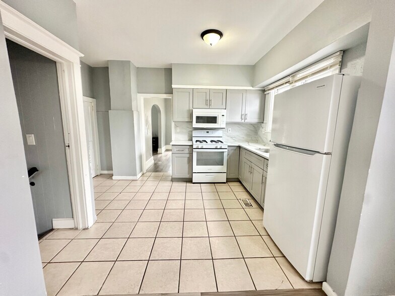 Building Photo - 308 W Almond St