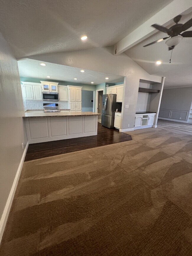 Building Photo - "Spacious 4-Bed Oasis with 3.5 Baths in Charming St. George!"