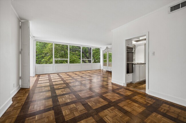 Building Photo - 2701 Westheimer Rd