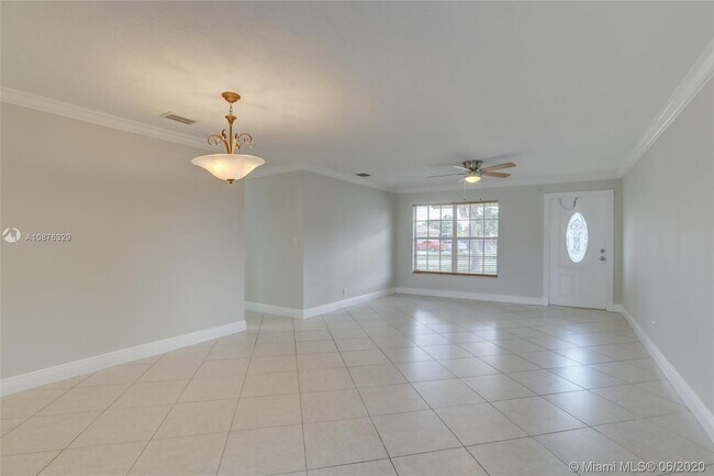 Building Photo - 4961 SW 17th St