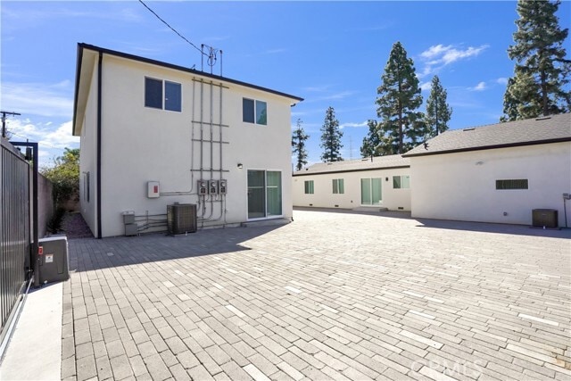 Building Photo - 18221 Chatsworth St