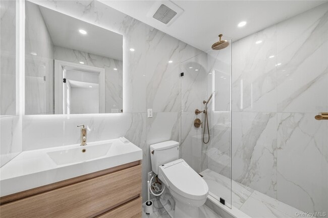 Building Photo - 68-21 Cloverdale Ln