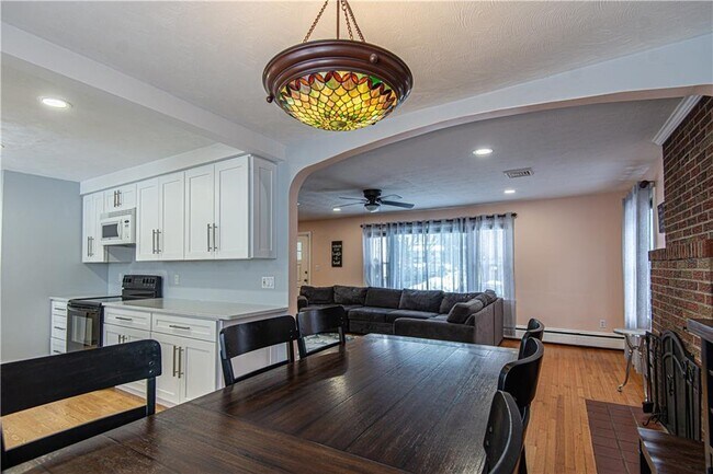 Building Photo - 25 Weeks St