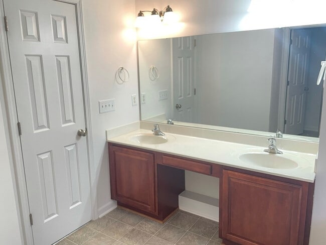 Building Photo - 3215 Lauderdale Ln