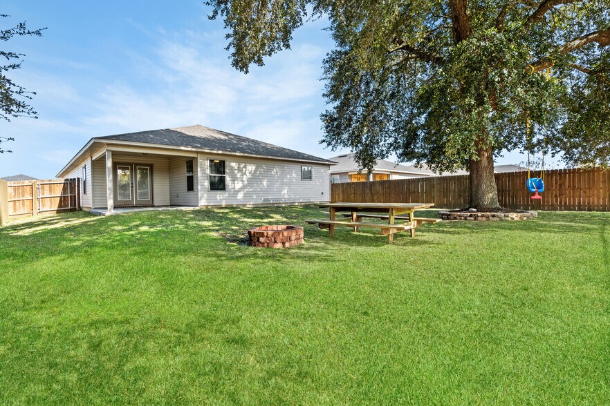 Building Photo - 5555 Peach Dr