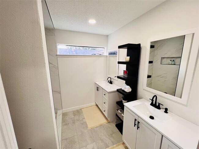Building Photo - 9614 Ravensworth Dr