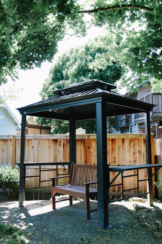 Building Photo - The ideal space to balance life, work and ...