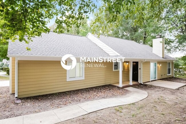 Building Photo - 3 Bedroom Pet-Friendly Home in GREENSBORO, NC with Main Street Renewal