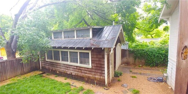 Building Photo - 512 Academy Dr