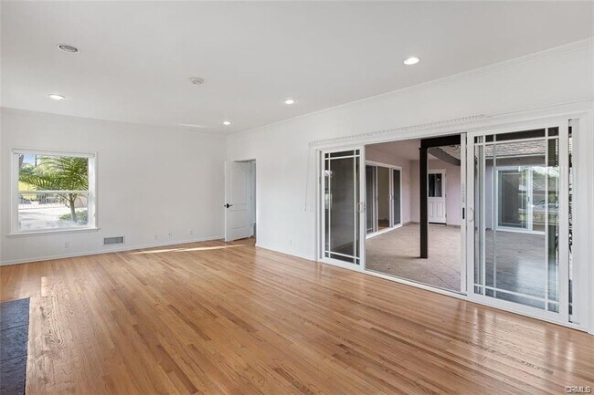 Building Photo - 331 Cambridge Dr