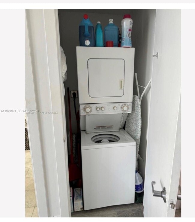 Building Photo - 1060 Brickell Ave