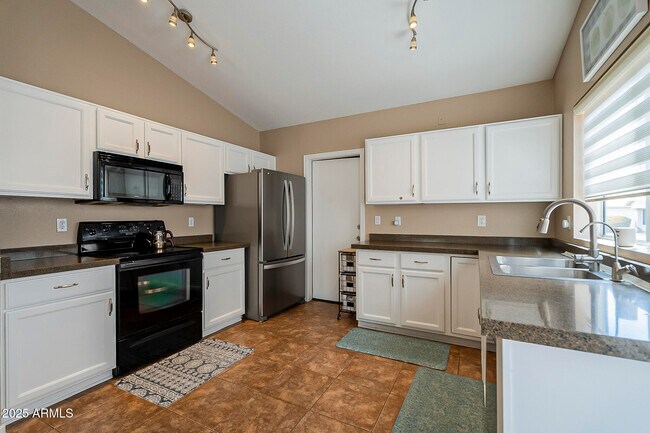 Building Photo - 1302 N Bogle Ave