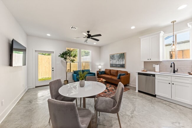 Building Photo - 406 Highland Oaks Ln