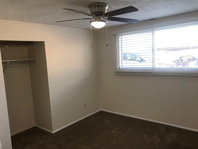 Building Photo - 702 East Side Dr