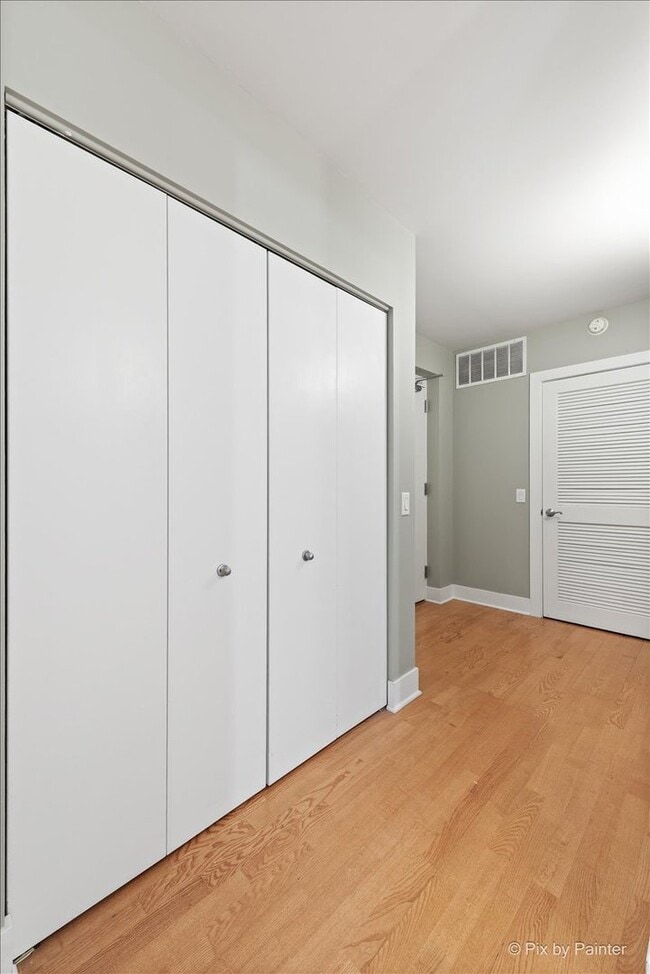 Building Photo - 873 N Larrabee St