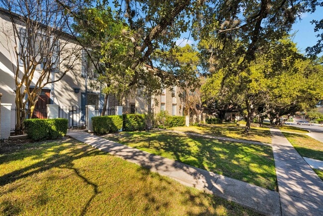 Building Photo - Move-In Ready 2-Bedroom Condo in Prime San Antonio Location