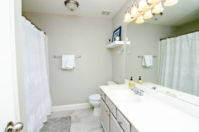Building Photo - Furnished rental