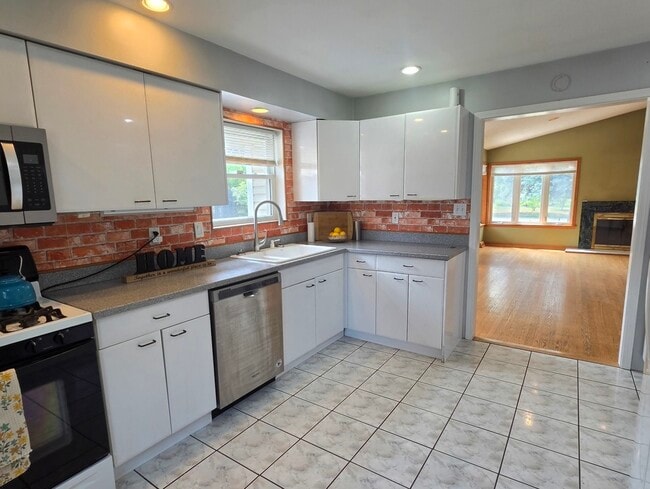 Building Photo - 8418 W Crain St