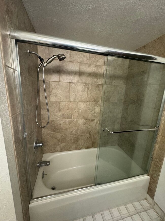 Building Photo - 3 bed 2 bath house with attached garage an...